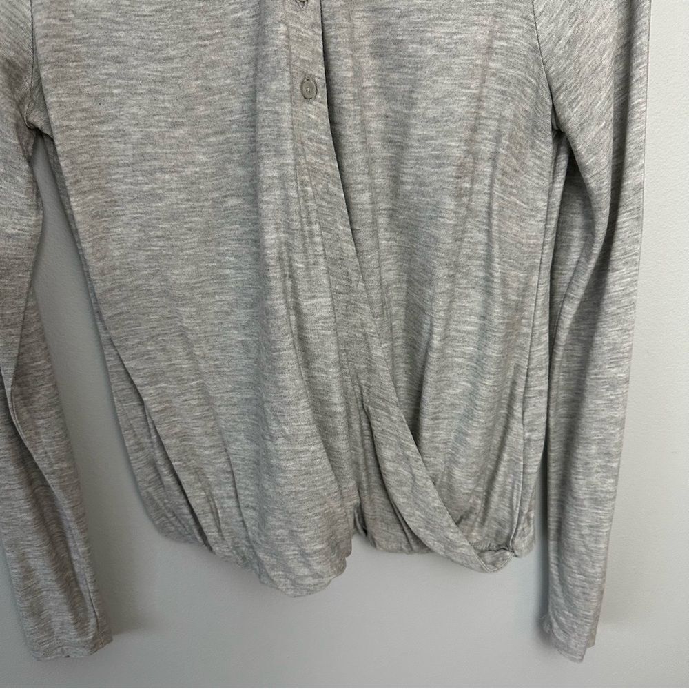 Banana Republic Grey Wrap Front Button-Down Blouse Size Small Minimalist Basic - Picture 12 of 13